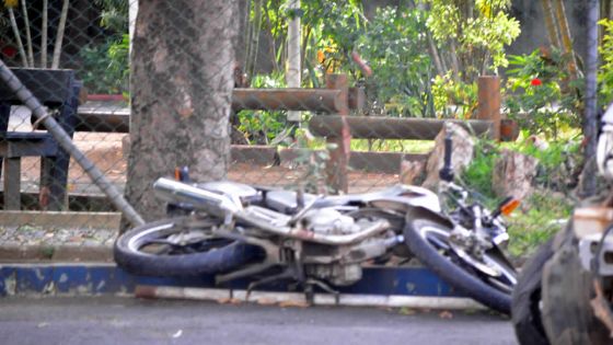 Un motocycliste se bat pour sa survie - Sa mère : «Mo anvi mo garson lakaz pou fet demer»