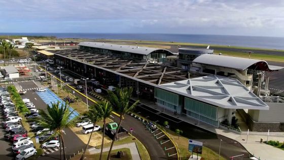 À l’aéroport de Saint-Denis : trois Mauriciens allèguent avoir été «malmenés»