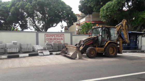 Trottoir obstrué par des plaques en béton 