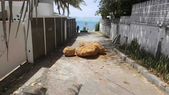 Après des panneaux d’interdiction : des rochers bloquent l’accès à la plage de Blue-Bay