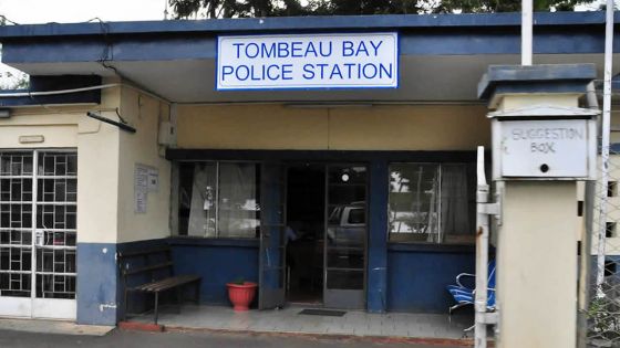 Au poste de police de Baie-du-Tombeau : un suspect brise plusieurs vitres avec sa tête