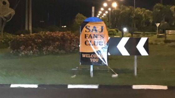 Des affiches du SAJ Fans’ club sur des panneaux de signalisation