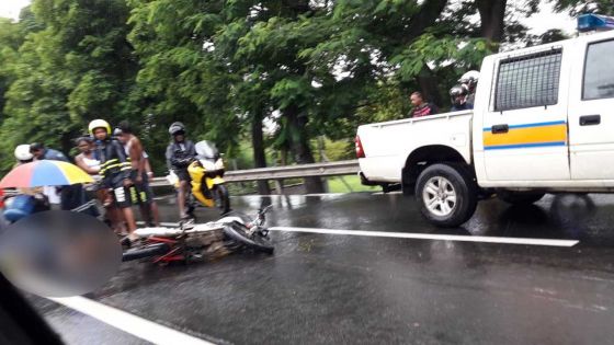 Coromandel : un grave accident entre un motocycliste et un camion provoque un embouteillage 