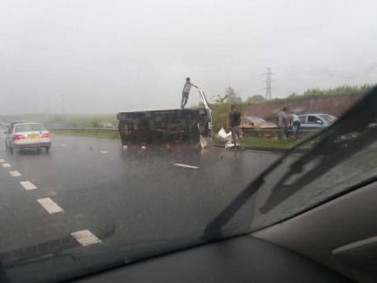 Route Terre-Rouge/Verdun : un camion se renverse 