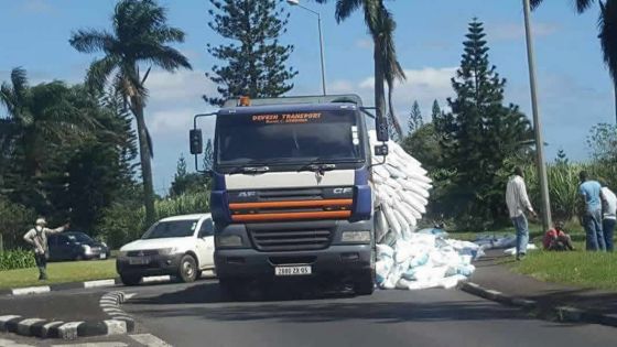 Saint-Pierre : des sacs de farine tombent d’un camion