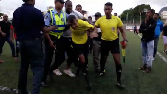 Football : ASPL 2000 perd le titre dans les dernières minutes, l'arbitre et ses assistants escortés par la police
