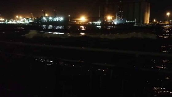 Caudan Waterfront : des vagues s'écrasent sur le parking