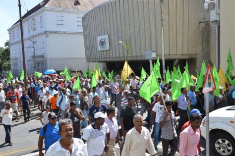 Manifestation des employés de l'industrie sucrière : «Aret fer dominer ar travayer», lance Ashok Subron 