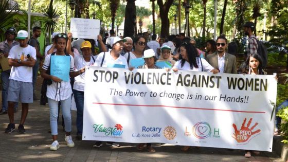 Marche à Port-Louis : «Aret viol fam», scandent les manifestants 