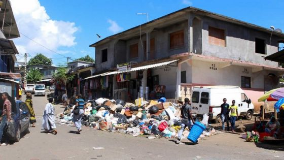 A Mayotte, les camions-bennes ne passent plus, les ordures s'entassent