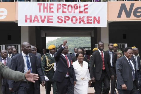 Zimbabwe: le nouveau président Mnangagwa succède officiellement à Mugabe