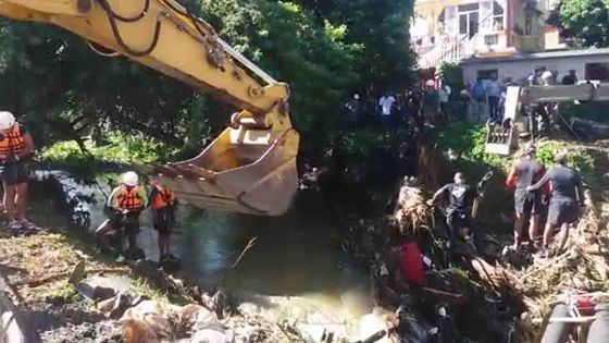 La Caverne : la SMF et des pompiers nettoient une rivière au lendemain des inondations