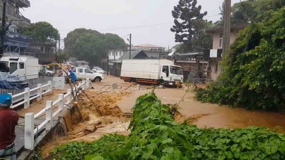 Grosses averses : le pont La Caverne à Vacoas inondé 