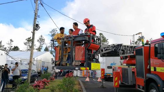 A plusieurs mètres du sol, la tête de SAJ touche un fil électrique à Grand-Bassin