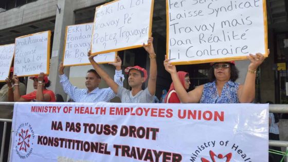 La Fédération des syndicats du secteur public manifeste devant les locaux du ministère de la Santé