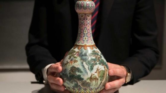 Oublié dans un grenier, un exceptionnel vase chinois vendu par Sotheby's