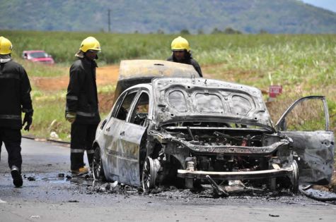 Alma: une voiture ravagée par les flammes 