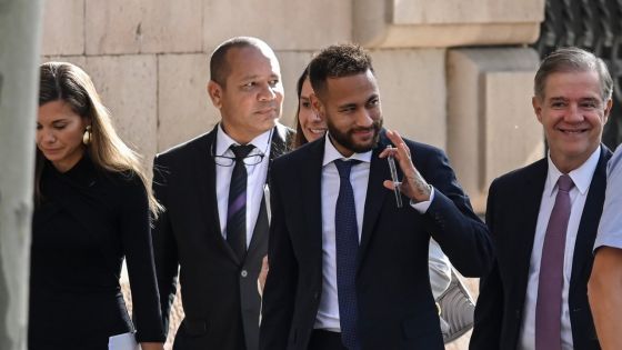 Neymar assure à son procès qu'il signe ce que son père lui dit