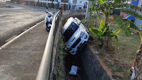 Riche-Terre : un véhicule finit dans un caniveau