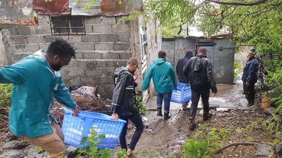 Forte tempête Calvinia - Solidarité mauricienne: distribution de nourriture aux plus démunis