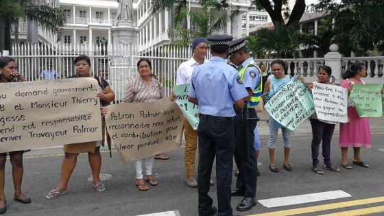 Fermeture de Palmar Ltée : des licenciés rassemblés devant l’Assemblée nationale 