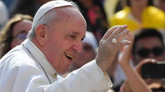Le pape François, habit blanc de rigueur, chaussures noires et bâton liturgique en main…