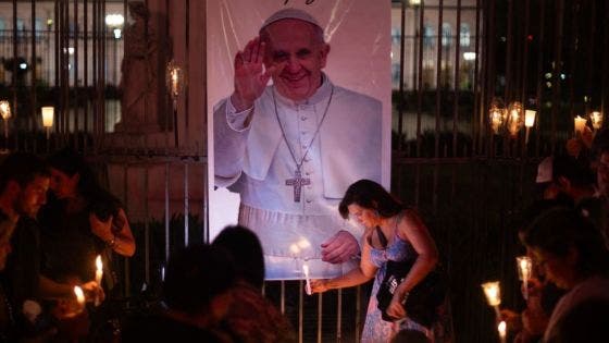 Le pape François répond bien aux soins et sa santé s'améliore «légèrement»