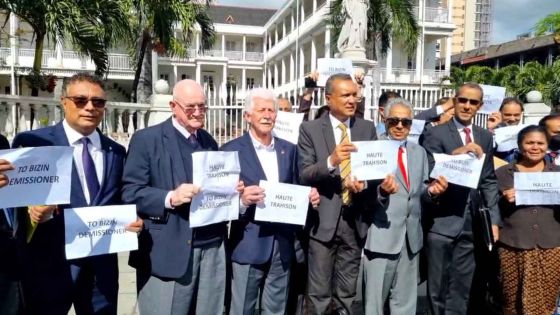 PNQ houleuse : l'opposition proteste devant le Parlement