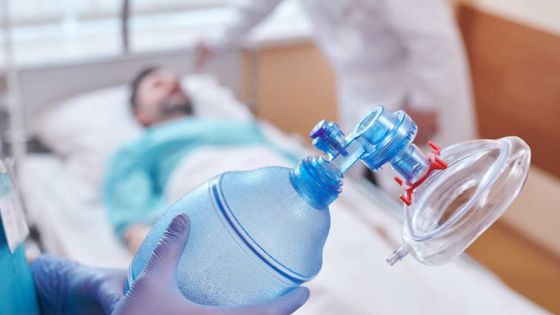 Covid-19 : Intervention chirurgicale sur un patient sous respiration artificielle à l'hôpital ENT