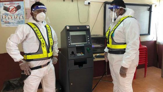 Zone rouge : la MCB installe un ATM mobile à Canot