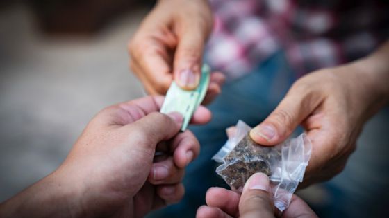 Épinglé pour livraison de drogue - un collégien de 15 ans : «mo gagn 2 000 a 2 500 roupi pou sak livrezon»