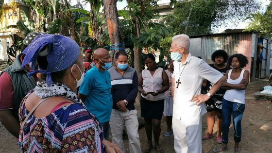 Squatters de Riambel : «Le rôle de l’Église est d’accompagner les gens en difficulté», déclare le cardinal Piat sur place