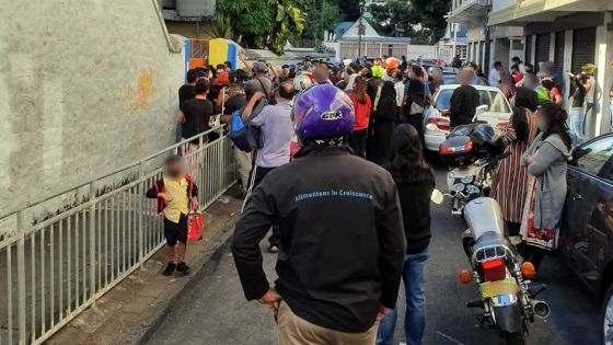 A la sortie des classes devant une école primaire de Port-Louis…