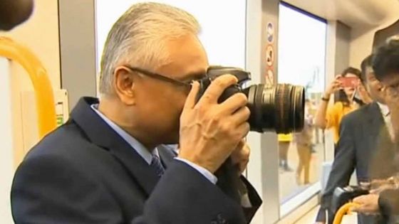 Pravind Jugnauth joue au photographe dans le métro