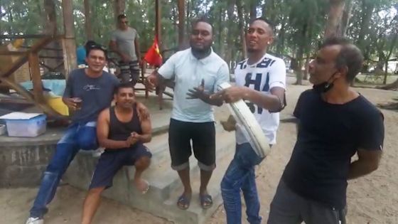 Réouverture des plages publiques : moment de détente entre amis … au son de la ravanne  