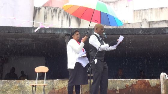 1er-Mai : la pluie joue un mauvais tour au leader du Party Malin, qui promet une pension aux élèves et chômeurs