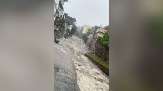 Avis de fortes pluies : torrent d'eau boueuse à la rue Nyon, Port-Louis
