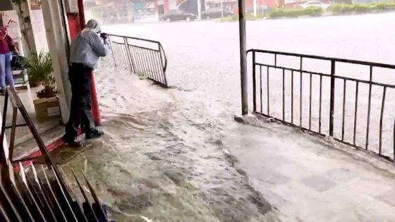 Fortes pluies : Les trottoirs de Curepipe sous les eaux