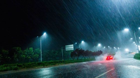 Avis de pluies torrentielles : deux routes impraticables à 22 h