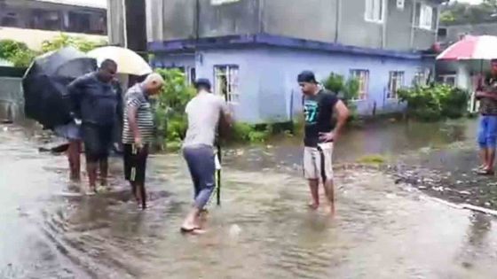 [Live] Pluies torrentielles : des maisons inondées à la rue Couvent, Curepipe