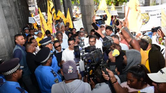 Litige autour d'un terrain repris au MTCCT : des manifestants devant le PMO   
