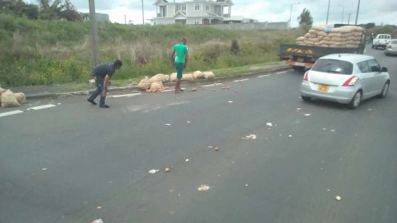 Highlands: des sacs de pomme de terre tombent sur l’autoroute