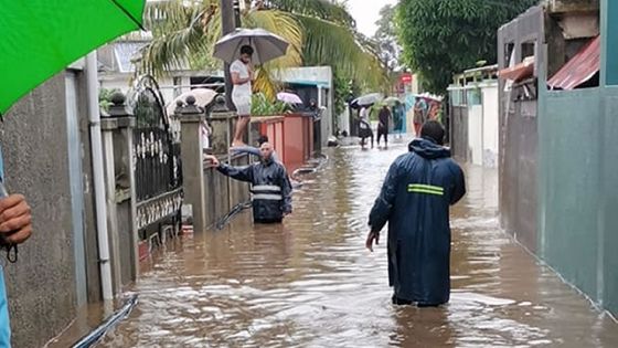 Fortes pluies : sauvetage de personnes prisonnières des eaux dans des maisons inondées