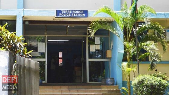 Terre-Rouge : un détenu s'échappe du poste de police et vole une moto pour regagner son domicile