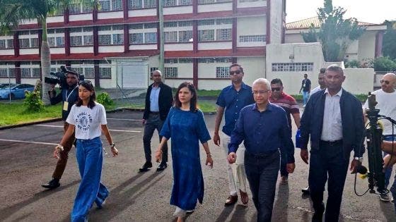 En direct du college Dr Maurice Curé : Pravind Jugnauth et sa famille sont venus accomplir leur droit civique