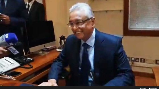 A quelques minutes de la présentation du Budget, Pravind Jugnauth se prête à une séance de photos