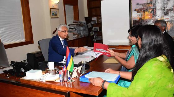 Le Premier ministre Pravind Jugnauth vient d'apposer sa signature sur la liste officielle des lauréats du HSC cuvée 2023 