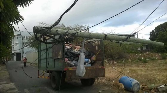 Sainte-Croix : une benne à ordures renverse un pylône du CEB