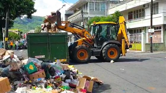 Carcasses de poulet, peaux de bœuf et poissons décomposés jetés en pleine rue : le lord-maire déplore l'incivisme de certaines personnes