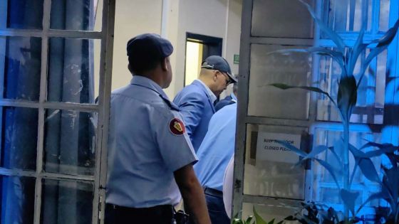 Affaire « Reward Money » : les images de l’arrivée du SP Jagai au poste de police de Coromandel, où il est détenu